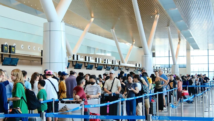 Mùng 7 Tết, nhiều chặng bay đến TP.HCM cháy vé, hàng loạt chuyến bay phải nối chuyến