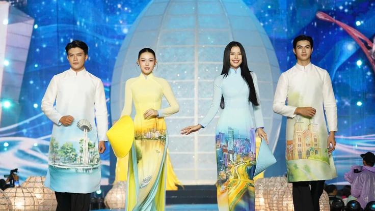 Ngắm hàng trăm bộ áo dài khoe sắc trong đêm khai mạc Lễ hội Áo dài TP.HCM