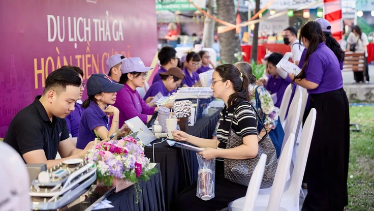 Khách rủ nhau chốt tour trực thăng ngay tại Ngày hội Du lịch