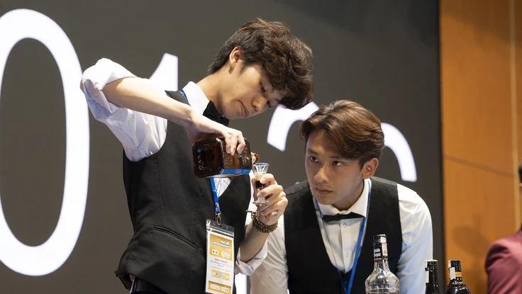 Nhân lực trẻ ngành du lịch trổ tài pha chế và trình diễn điêu luyện