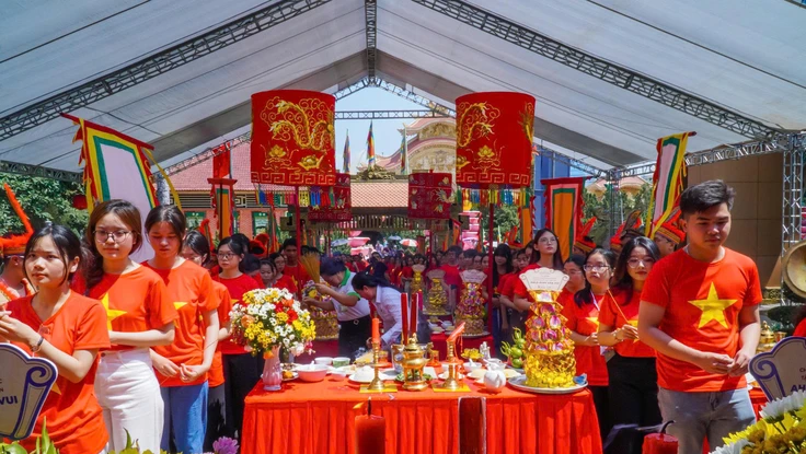 Người dân TP.HCM đổ về các khu vui chơi dịp lễ Giỗ Tổ Hùng Vương
