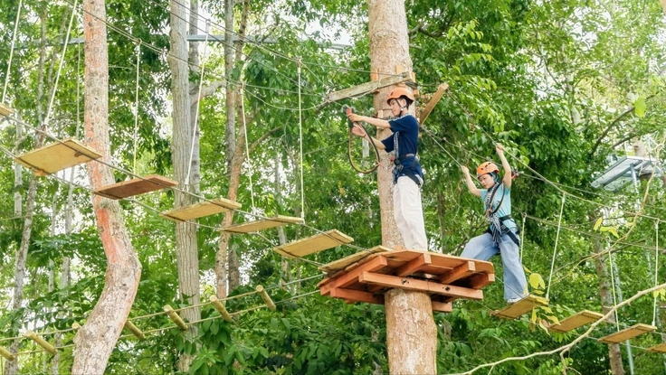 Khách đổ về địa đạo Củ Chi trải nghiệm zipline, vườn thú mini