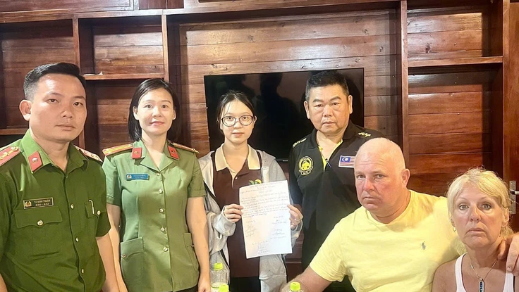 Phú Quốc: 2 du khách người Anh nhận lại gần 300 triệu do quẹt thẻ nhầm