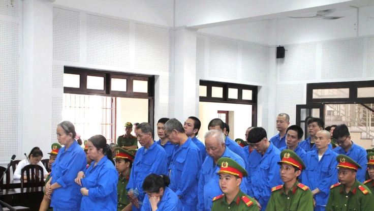 Tuyên án 23 bị cáo lừa đảo, chiếm đoạt hàng trăm tỉ của ngân hàng