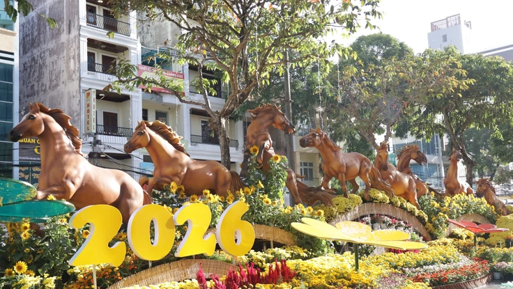 Lộ diện linh vật Bính Ngọ tại Đường hoa nghệ thuật ở Cần Thơ