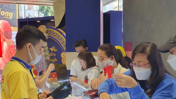 Giá vàng phục hồi sau cú giảm sâu, vàng trong nước vẫn cao hơn thế giới 30 triệu