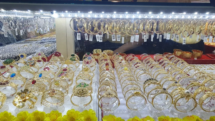 Giá vàng miếng ngược chiều thế giới, chênh lệch mua bán lên 4 triệu đồng