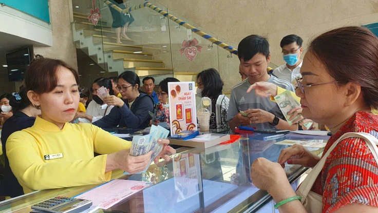 Vàng miếng SJC trên thị trường tự do về ngang thị trường niêm yết