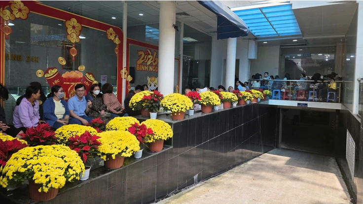 Chưa tới Vía Thần Tài, người dân đã xếp hàng mua vàng từ sớm