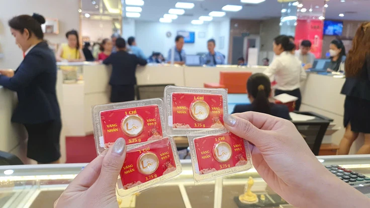 Ngày Vía Thần Tài: Vàng phân hóa mạnh, bạc tăng giá