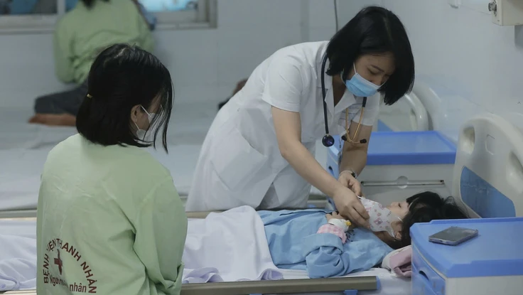 Số ca tay chân miệng và sốt xuất huyết gia tăng, đã có 12 người tử vong