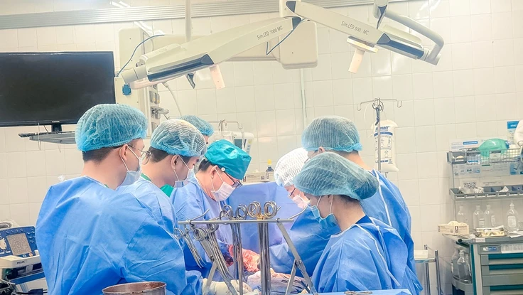 Cứu sống ngoạn mục nam nhân viên giao hàng bị đâm xuyên tim 