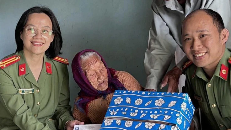 Công an Quảng Ngãi tri ân Mẹ Việt Nam Anh hùng 103 tuổi