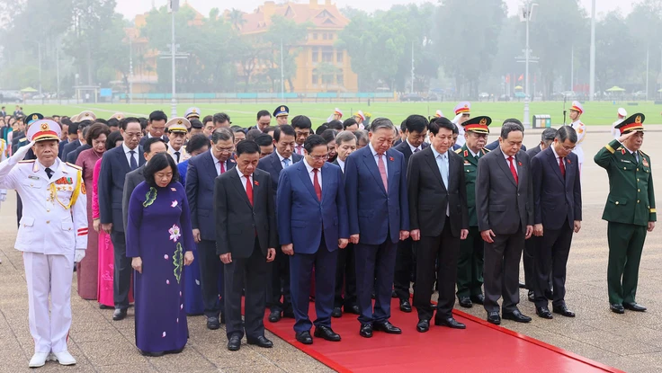 Chùm ảnh: Lãnh đạo Đảng, Nhà nước và các đại biểu Quốc hội khóa XVI vào Lăng viếng Chủ tịch Hồ Chí Minh
