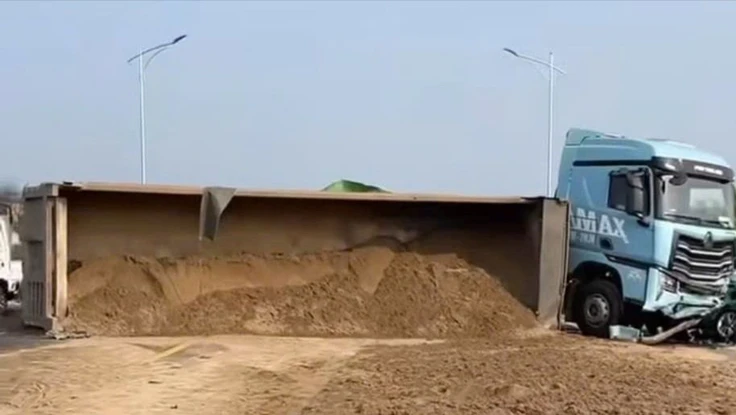 Xe tải chở cát lật đè taxi, một người tử vong