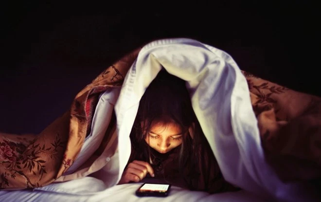 Đọc sách trên iPad, điện thoại trước giờ ngủ có thể giết chết bạn