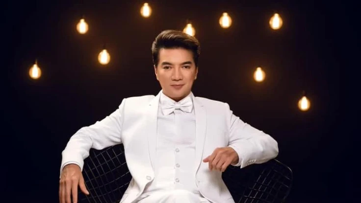 Ca sĩ Đàm Vĩnh Hưng bị đình chỉ biểu diễn 9 tháng sau vụ đeo huy hiệu lạ