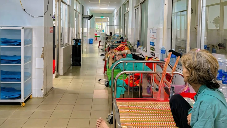 Bệnh viện quá tải nhưng khu điều trị gần 180 tỉ đồng lại nằm phơi nắng