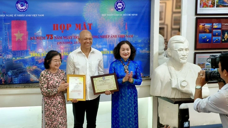 Nguyễn Á nhận tước hiệu Nghệ sĩ Nhiếp ảnh đặc biệt xuất sắc 