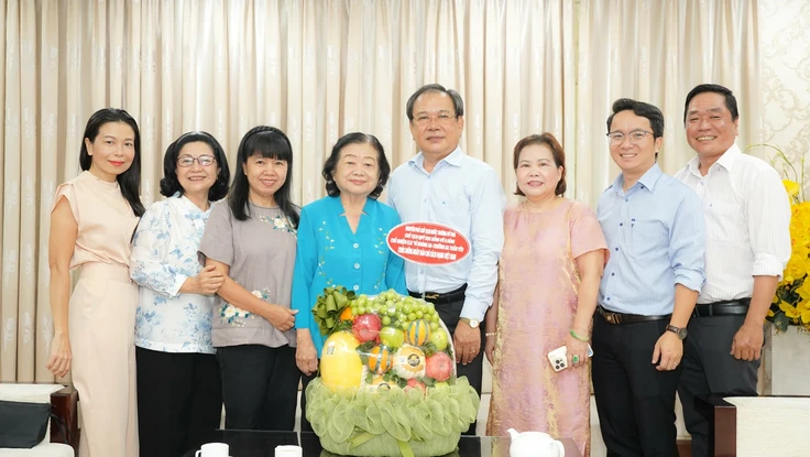 Nguyên Phó Chủ tịch nước Trương Mỹ Hoa thăm Báo Pháp Luật TP.HCM nhân ngày 21-6 