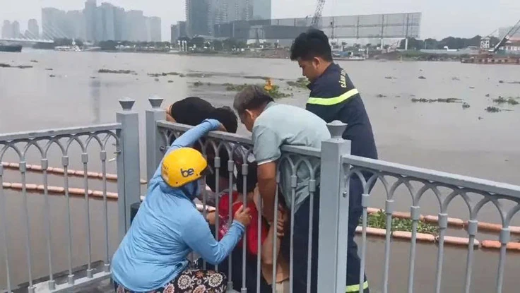 Rút điện thoại ra quay hay ra tay cứu người?!