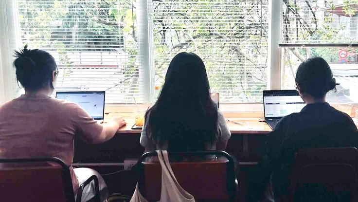 Khách để laptop 'giữ chỗ', nếu mất hoặc hư hỏng thì quán cà phê có phải bồi thường?