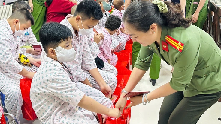 Công an phường Phước Long tổ chức nhiều hoạt động chăm lo Tết cho người dân