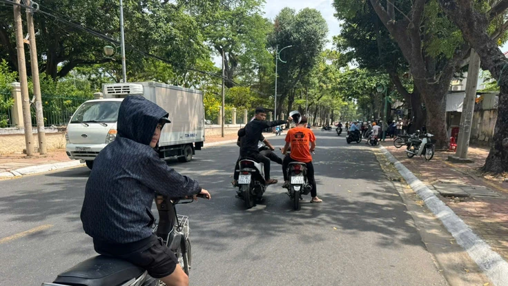 Vụ 3 thanh niên dùng mũ bảo hiểm đánh người chạy xe máy: Có dấu hiệu của tội gì?