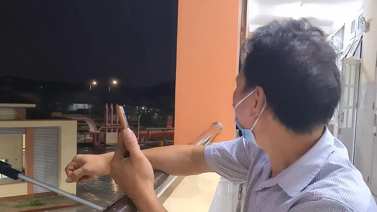 Nửa đêm, người đàn ông bật khóc …