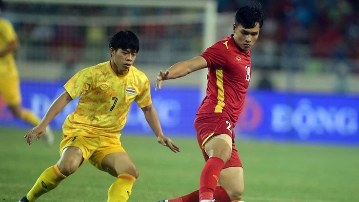 Bùi Hoàng Việt Anh, một trong những trụ đồng đứng vững ở hàng thủ khiến người Thái bất lực.