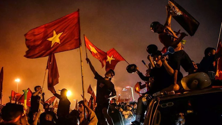 Cổ động viên Việt Nam đổ ra đường ăn mừng chiến thắng của U-23 Việt Nam.