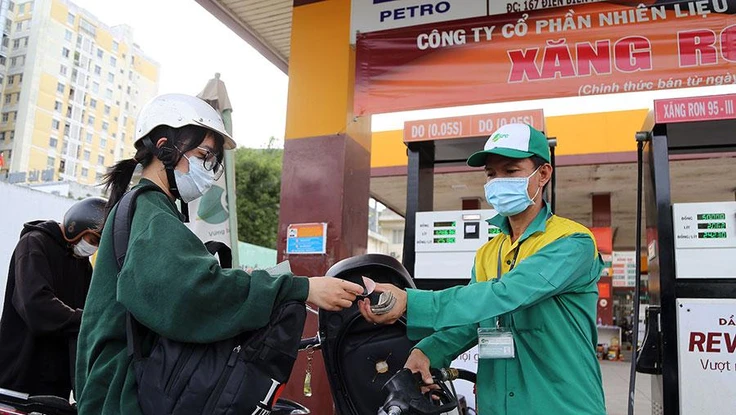 Nhiều cửa hàng xăng dầu cho biết gặp khó khăn vì chiết khấu thấp, cơ chế điều hành chưa hợp lý. Trong ảnh: Khách đang đổ xăng tại một cây xăng.
