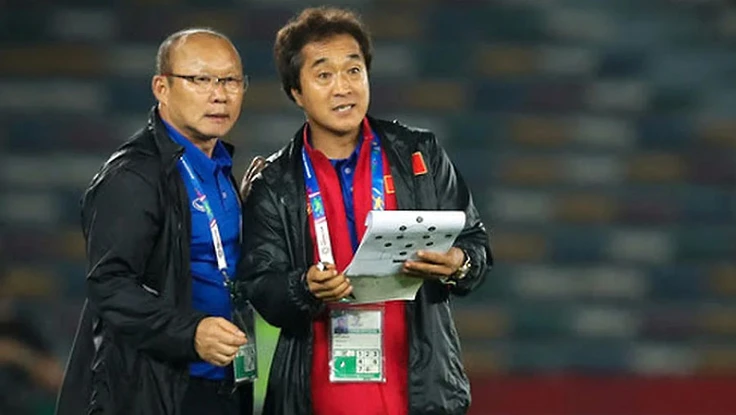 Trợ lý Lee Young-jin (phải) và HLV Park Hang-seo.