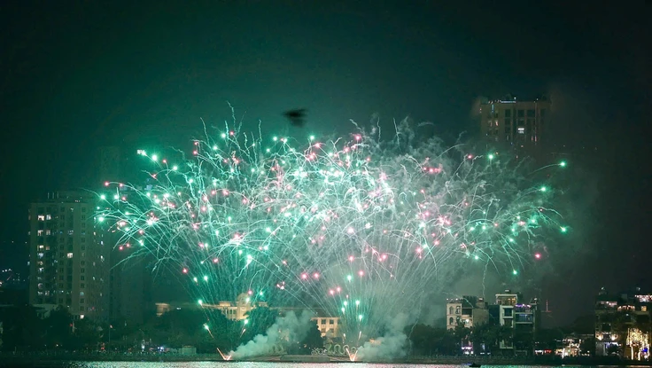 Hà Nội: Hàng vạn người dân, du khách đón giao thừa dưới màn pháo hoa rực rỡ