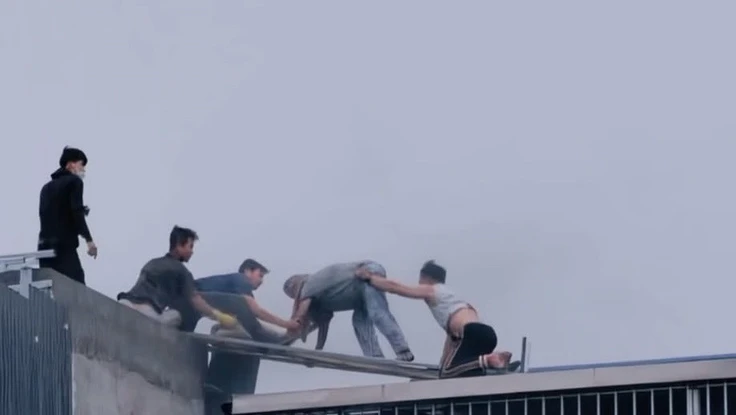 Lời kể của 2 người phá mái tôn cứu người trong vụ cháy ở Hà Nội