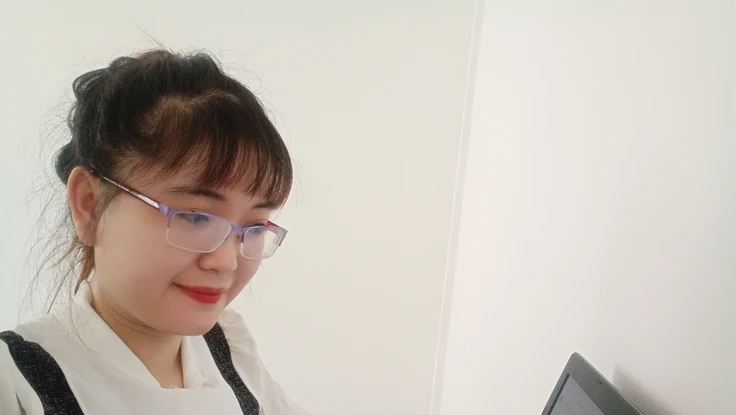 Tác giả ở nơi làm việc. Ảnh: NVCC