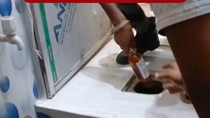 Cảnh sát tại bang Bihar (Ấn Độ) khám xét, phát hiện đối tượng Bikki Kumar đào hầm ngay cạnh bồn cầu, giấu 29 chai rượu lậu. Nguồn: NDTV