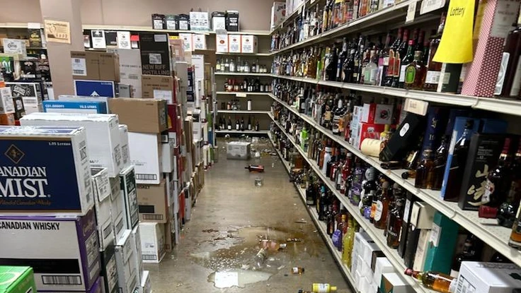 'Cướp đeo mặt nạ' đột nhập cửa hàng rượu, uống tới say bất tỉnh trong nhà vệ sinh