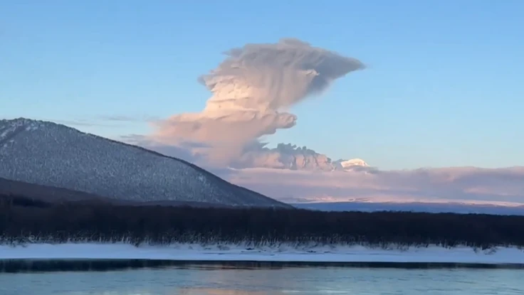 Núi lửa Shiveluch phun trào hôm 28-1, tạo ra cột tro bụi cao 7,5-8 km. Ảnh chụp màn hình: X/Volcaholic