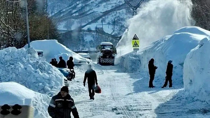 CHÙM ẢNH, VIDEO: Người dân Kamchatka - Nga trong những 'đường hầm tuyết' cao đến 3 m