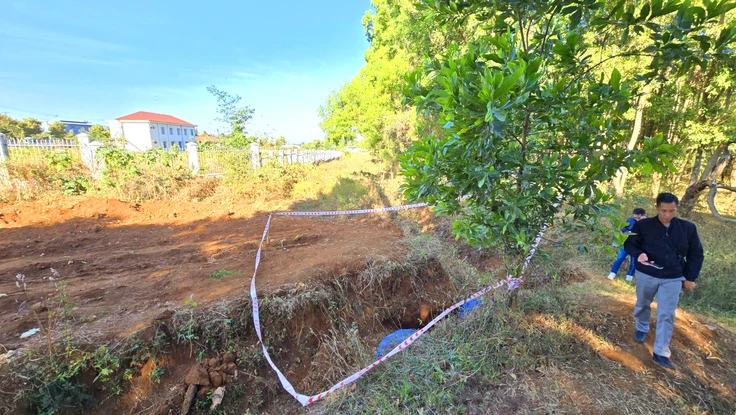 Clip hiện trường chôn giấu xe máy dùng cướp ngân hàng tại Gia Lai