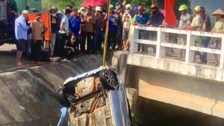 Gia Lai: Phát hiện hai thi thể nam, nữ và xe ô tô dưới kênh