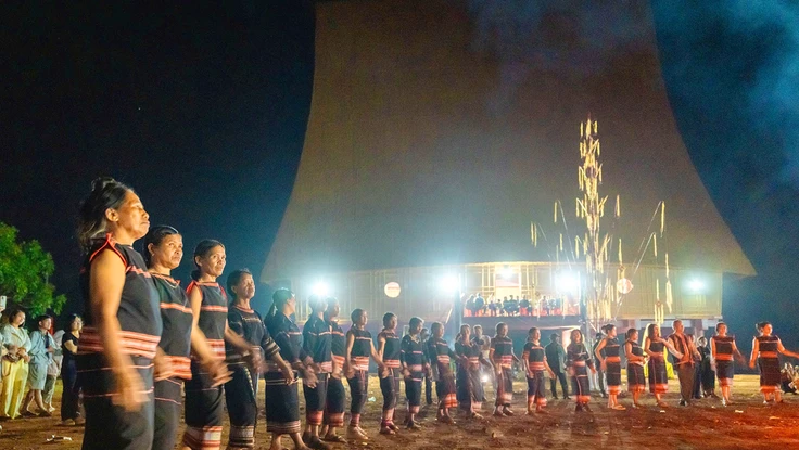 Người Jrai đâm trâu mừng nhà rông mới