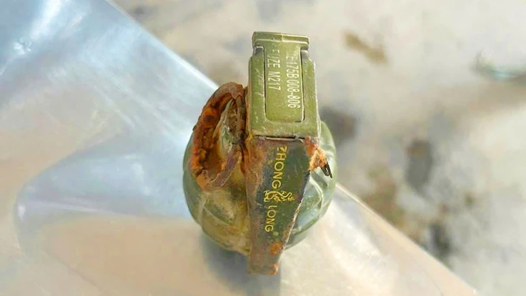 Cảnh sát 'thót tim' vì nam sinh bất ngờ lôi lựu đạn ra giao nộp