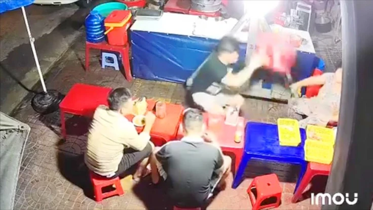 Công an xác minh clip một phụ nữ lớn tuổi bị đập ghế nhựa vào người