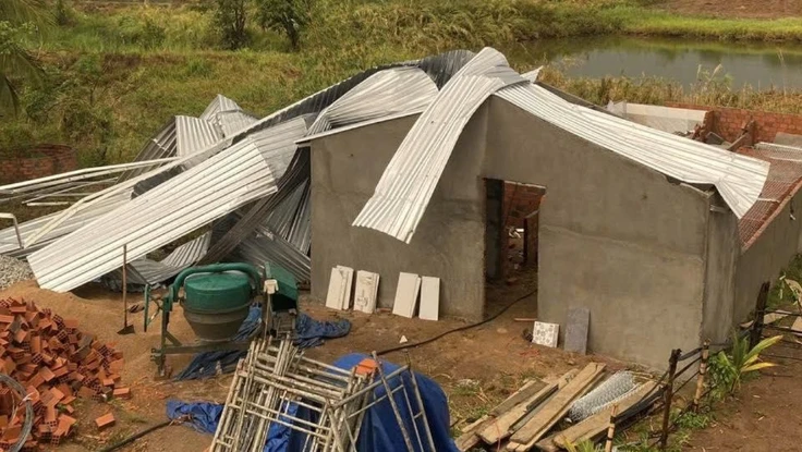 Gia Lai: Mưa lớn kèm lốc xoáy khiến 10 căn nhà tốc mái