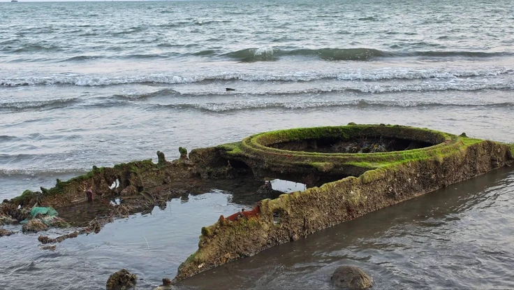 Thủy triều rút lộ vật thể nghi xe tăng cũ tại bãi biển Quy Nhơn