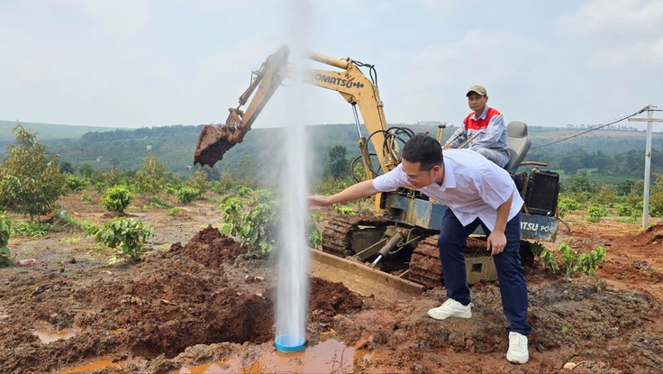 Clip giếng khoan phun nước cao hơn 20 m ở Gia Lai