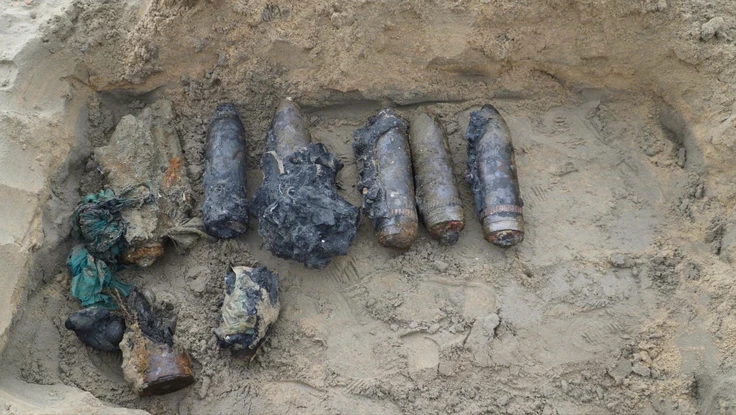 Phát hiện nhiều đạn pháo khi trục vớt xe tăng cũ tại biển Quy Nhơn