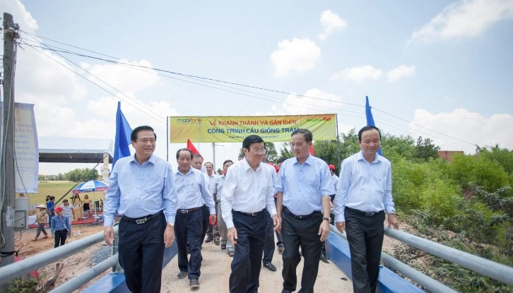 MobiFone xây cầu cho người dân Long An 